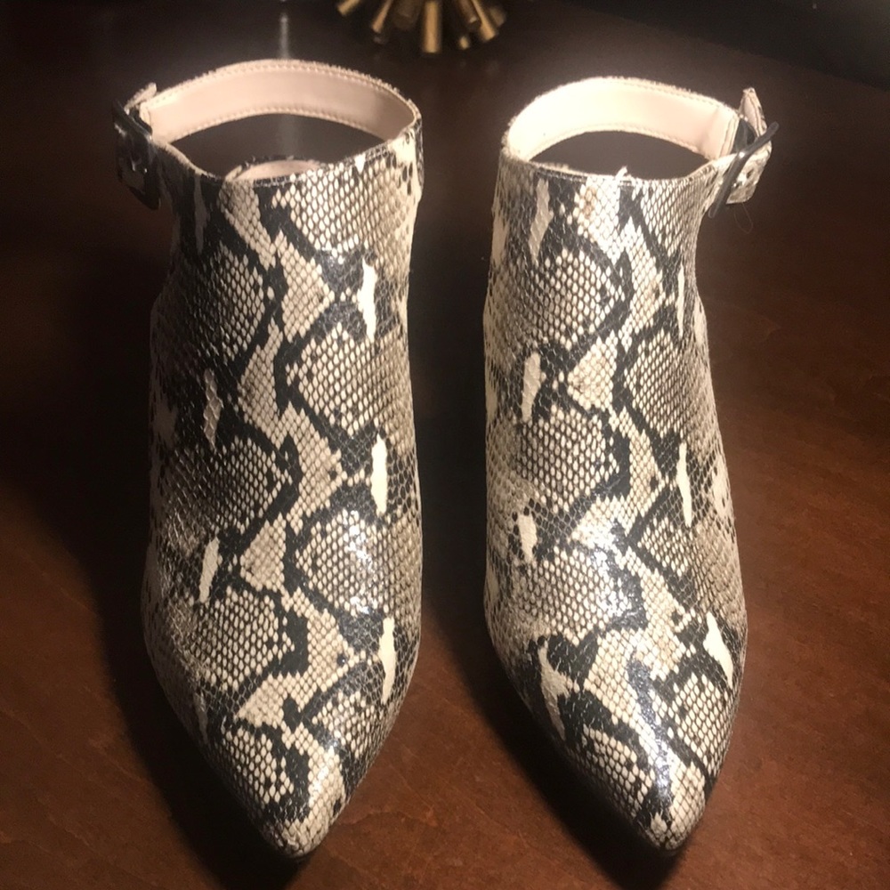Seven dials faux snake print heels size 9m